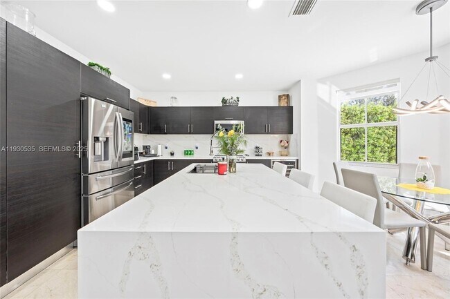 Building Photo - 6933 NW 104th Ct