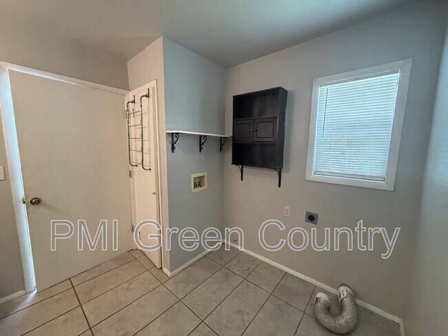 Building Photo - 212 W Pecan St