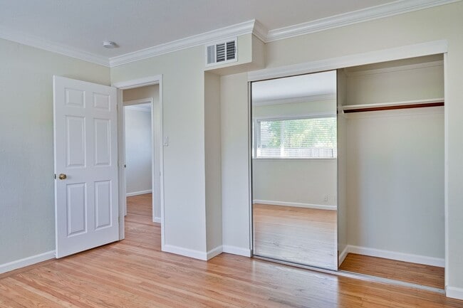 Building Photo - Charming & Refreshed Well-Maintained 4 Bed...