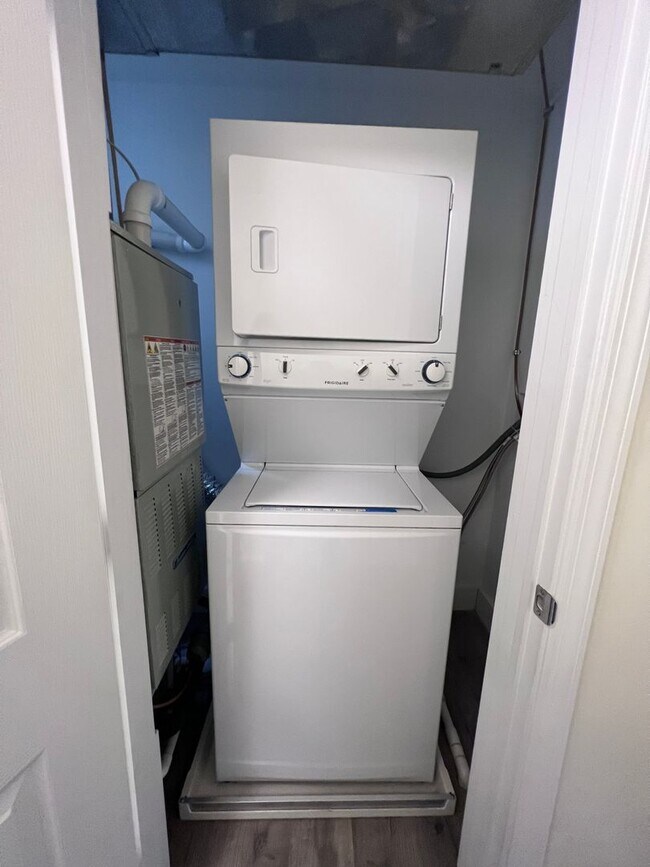 Building Photo - Internet included- 2BR apartment with office!