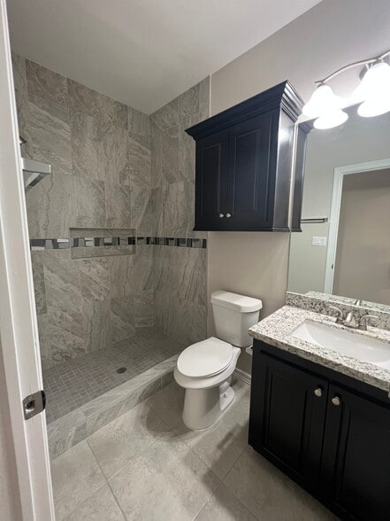 Guest bathroom - 3900 E Richardson Rd