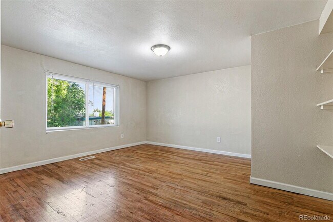 Building Photo - "Spacious 5-Bedroom Denver Gem with 2.5 Baths and 1,920 Sq Ft of Comfort!"