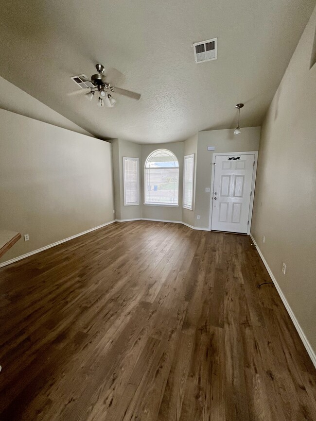 Building Photo - 561 W Palmer Dr