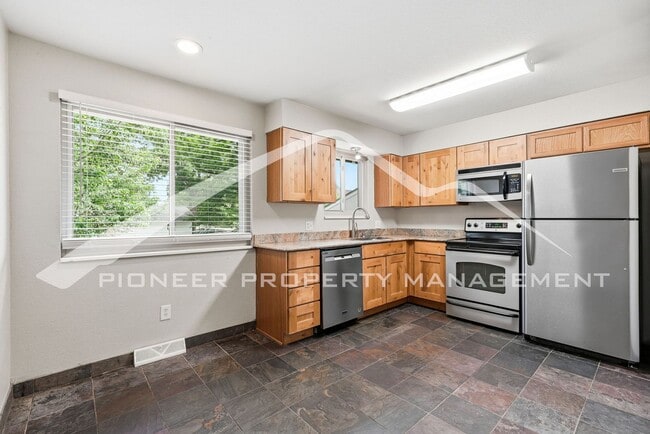Building Photo - Spacious Duplex with Central AC and Washer/Dryer
