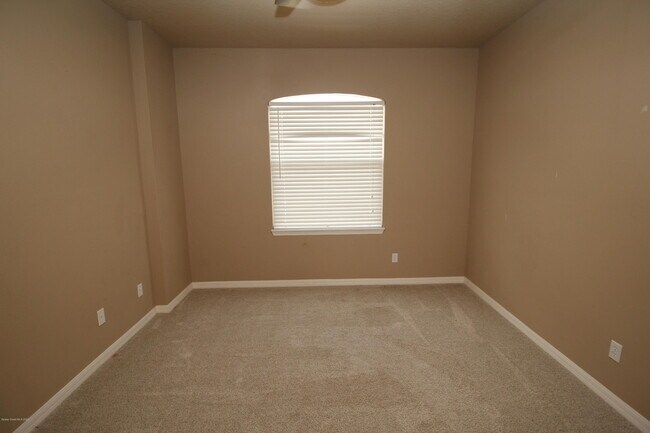 Building Photo - 1015 Venetian Dr