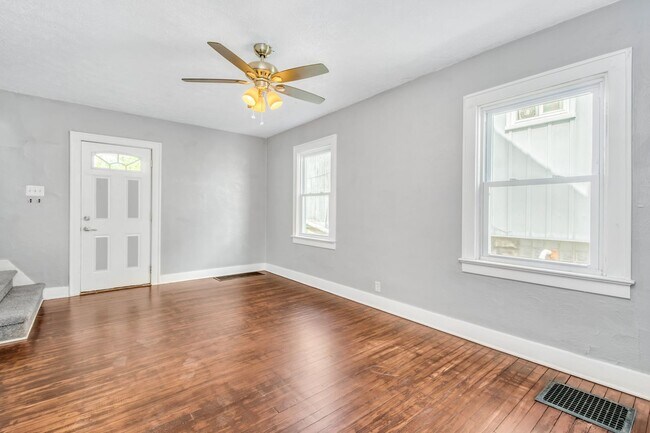 Building Photo - AVAILABLE AUGUST 1ST! DON'T MISS THIS BEAUTIFUL 2-BEDROOM HOME IN CLAIRTON!