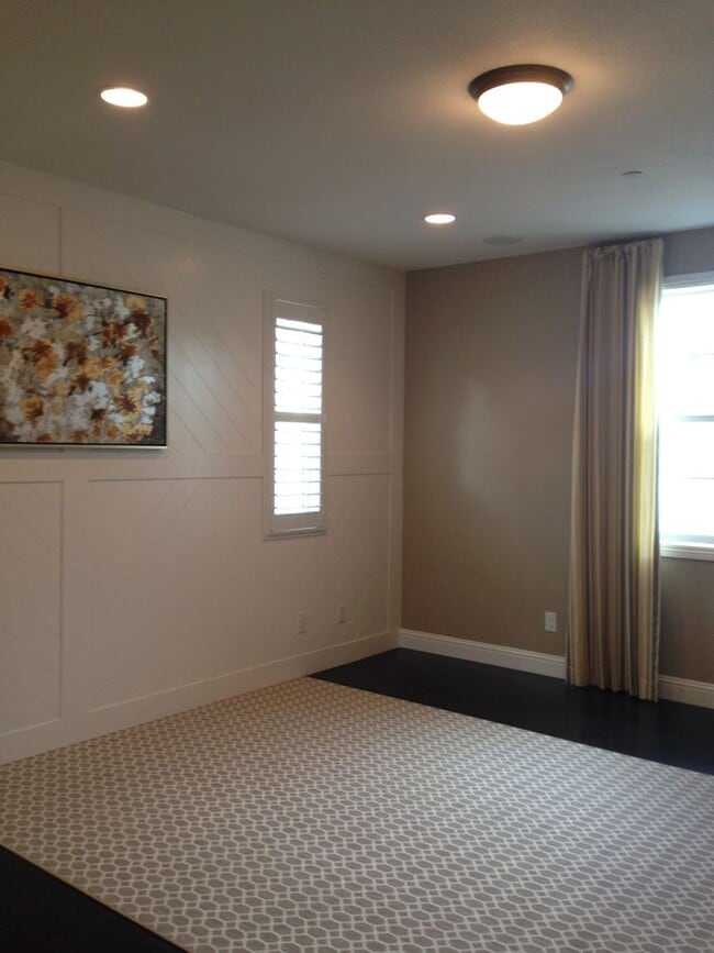 Building Photo - Gorgeous Model Spacious Folsom Unit!