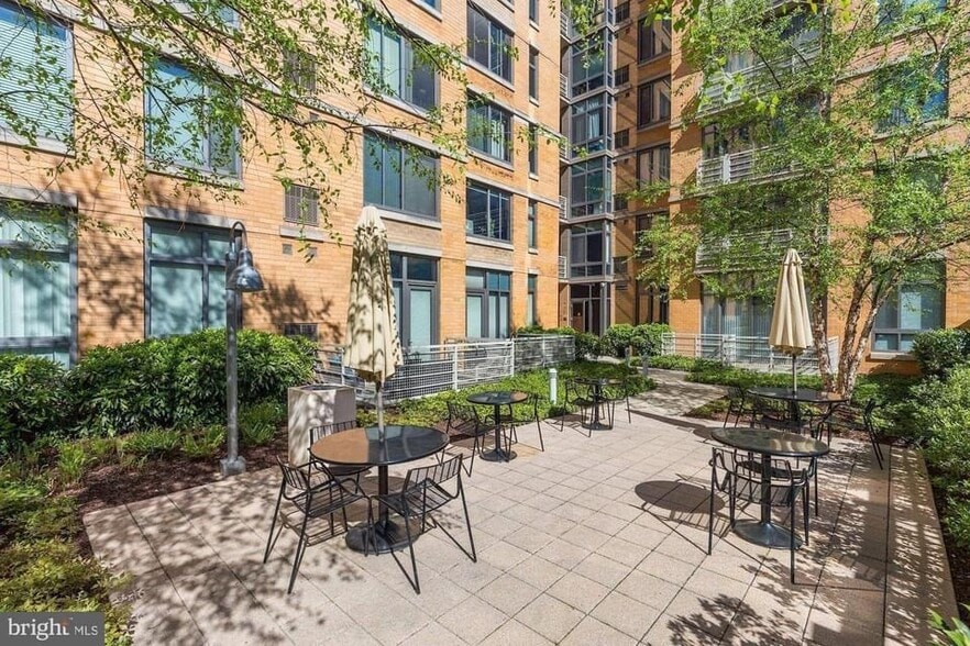 Building's courtyard. - 440 L St NW