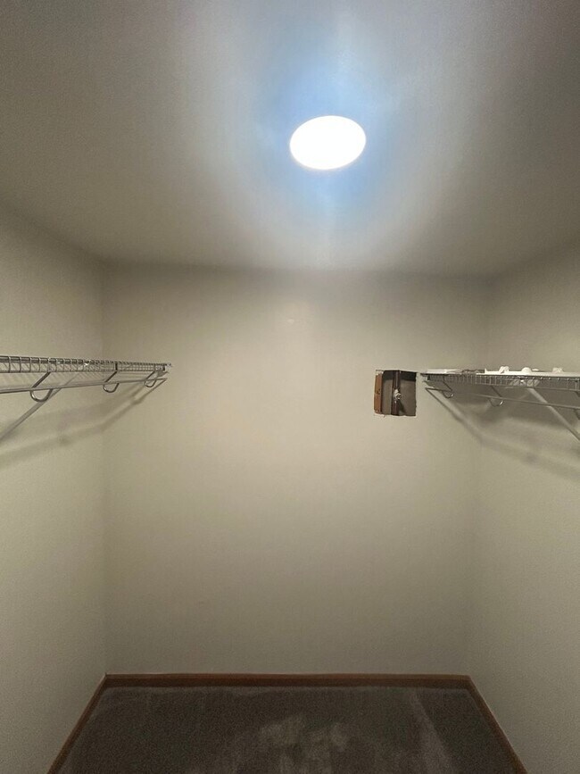 Building Photo - 2 bedroom 1 bath ground floor apartment