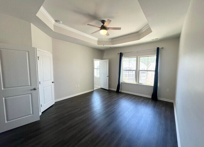 Building Photo - Beautiful End-Unit Townhome