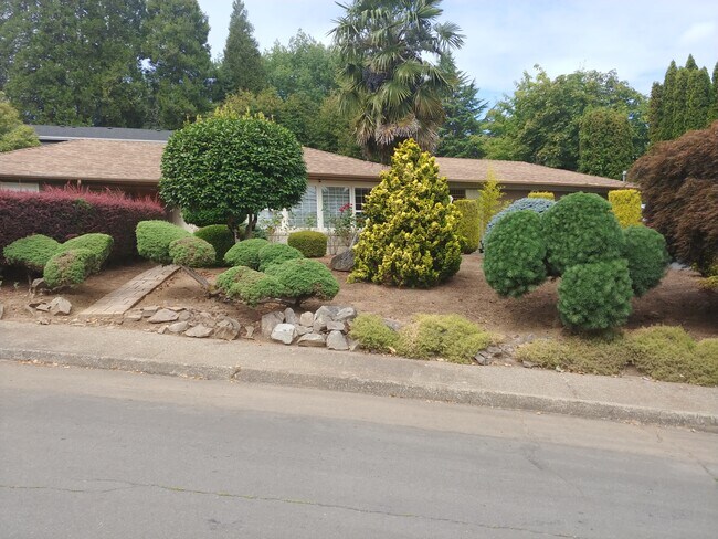Primary Photo - 1301 Marshall Drive Southeast