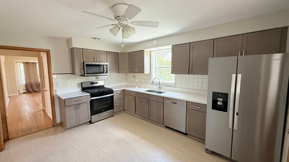 Building Photo - 3030 N Oleander Ave