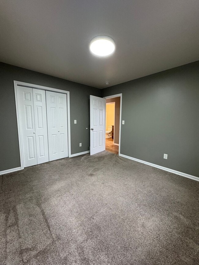 Building Photo - Well maintained 2 B 1 Bath West End Townhome