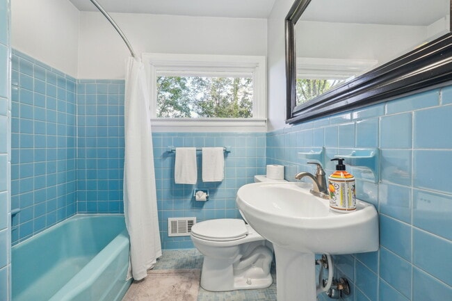 Building Photo - 821 Lakemont Dr