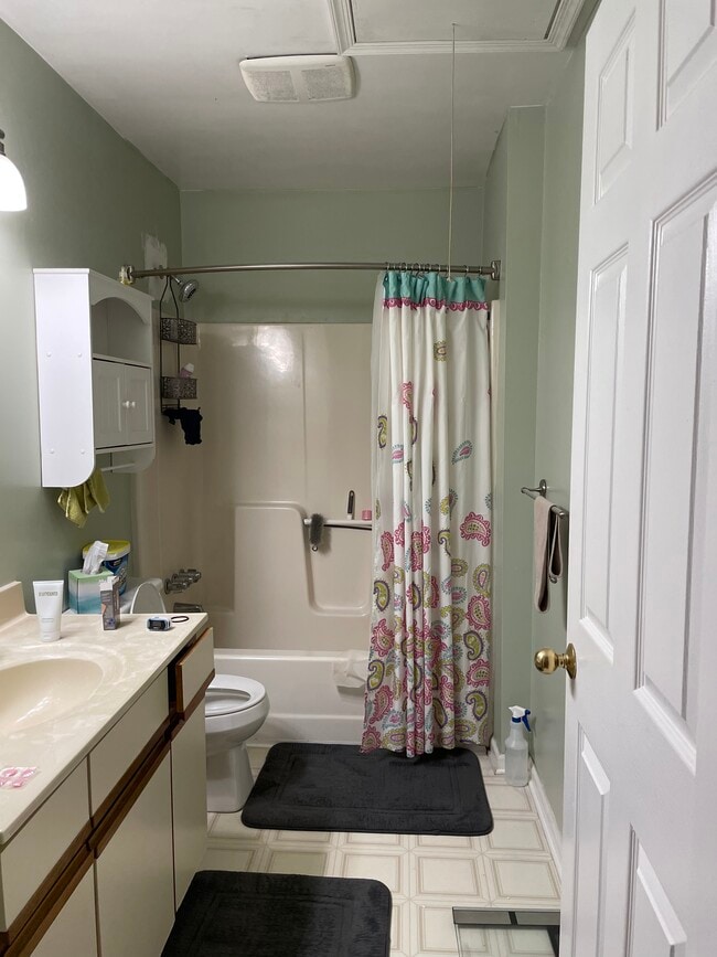 Full bathroom - 1220 Grove St