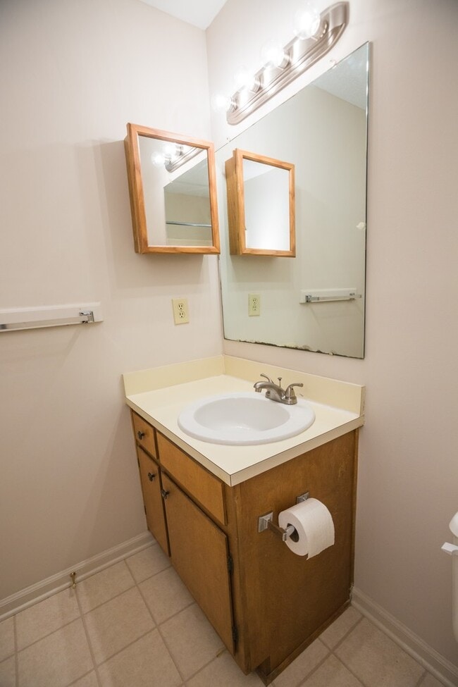 Building Photo - Available early July! Adorable 2 bed, 2.5 ...
