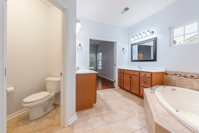 Building Photo - 586 Harrison Dr NW