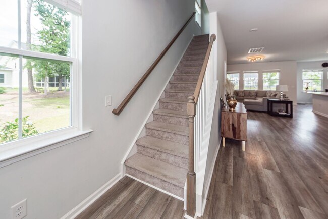 Building Photo - 6 Bedroom 4.5 Bath in Limehouse Village - Summerville
