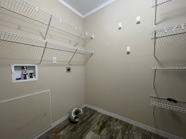 Building Photo - Quiet 3/2