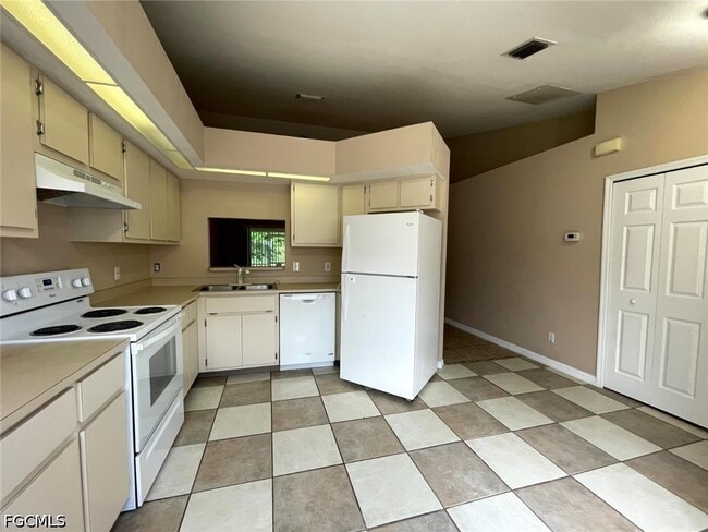 Building Photo - 906 Cape Coral Pkwy W
