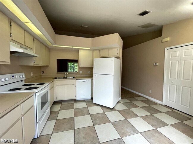 Building Photo - 908 Cape Coral Pkwy W