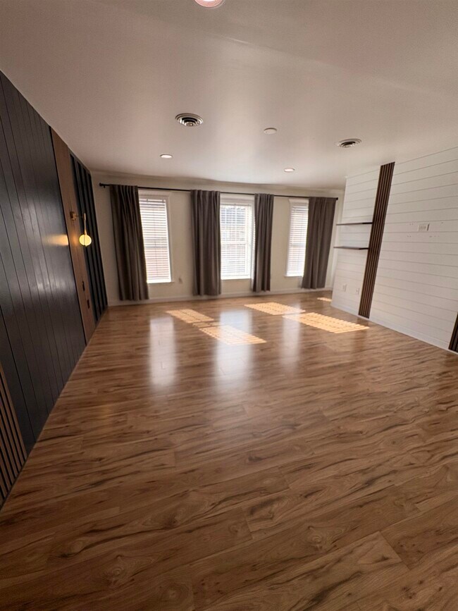 Building Photo - 17 Zabriskie St