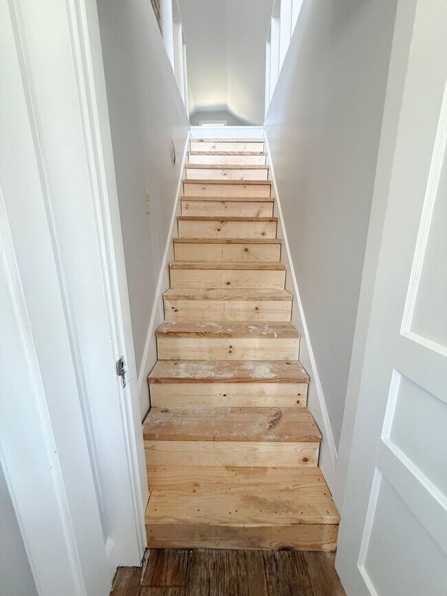 Building Photo - 3-Bedroom Home with Carport and Spacious Rooms Near Tennessee Tech & Downtown Cookeville