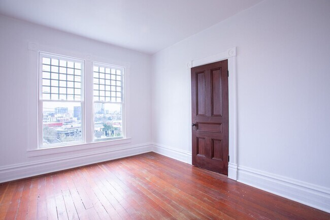 Building Photo - 1940-1946-1946 SW Market St Dr