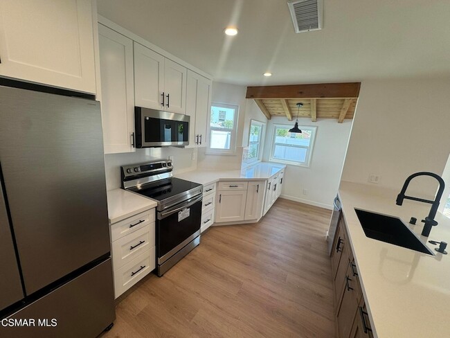 Building Photo - 21420 Chatsworth St