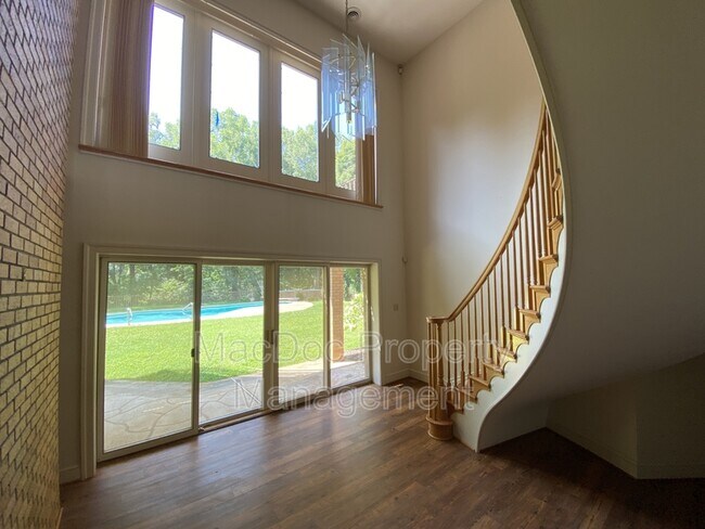 Building Photo - 11225 N Club Dr