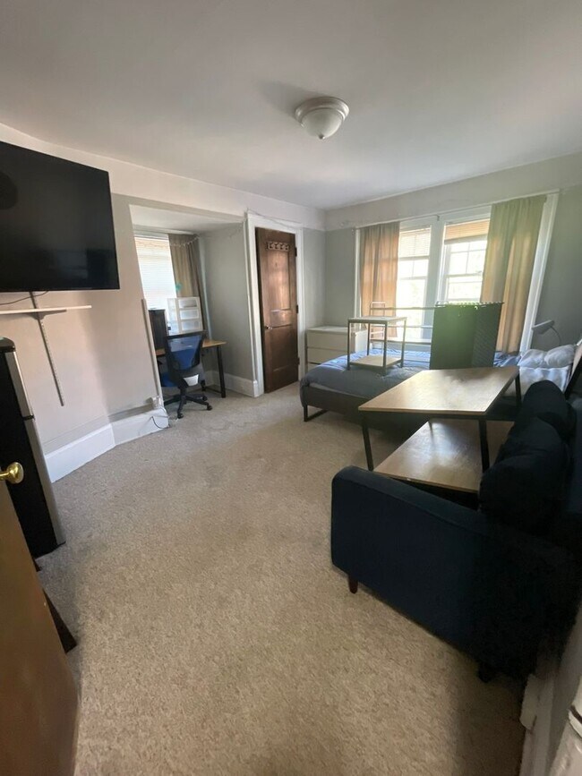 Building Photo - 725 Church St