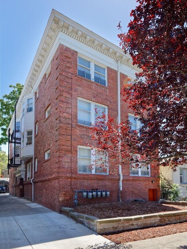 Building Photo - 2139 Grant St