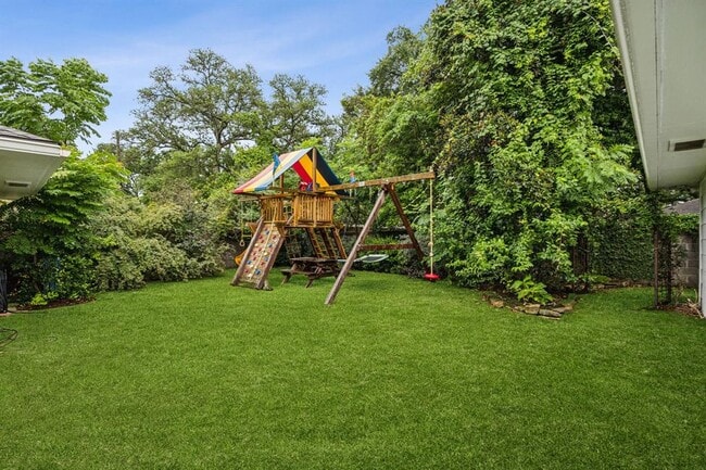 Building Photo - 5659 Chevy Chase Dr