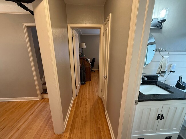 Building Photo - Stunning 5 Bed 2 Bath House Located in the...