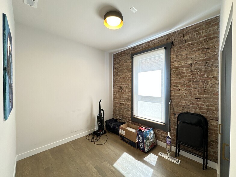Building Photo - 908 N California Ave