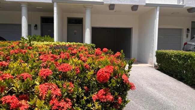 Building Photo - 2048 Alta Meadows Ln
