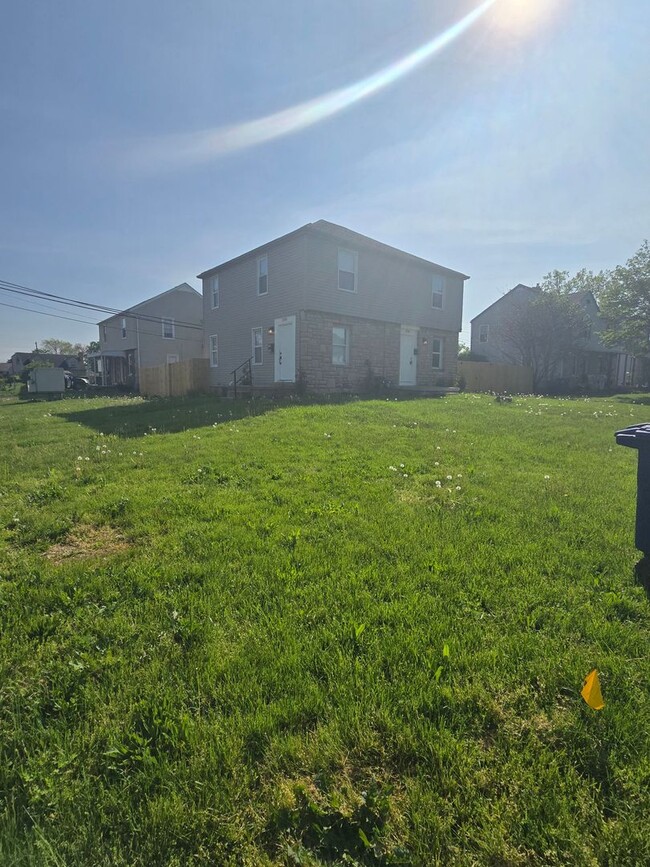 Building Photo - 2703-2705-2705 Eakin Rd