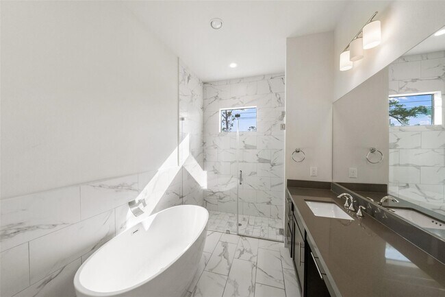 Building Photo - 2616 Riverside Dr