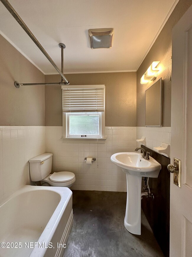 Building Photo - 206 Chestnut St