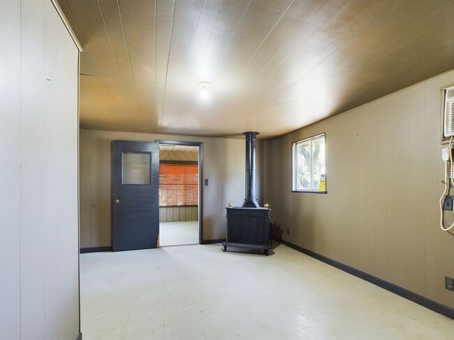 Building Photo - Charming 3-Bed Oasis with Fireplace & Hard...