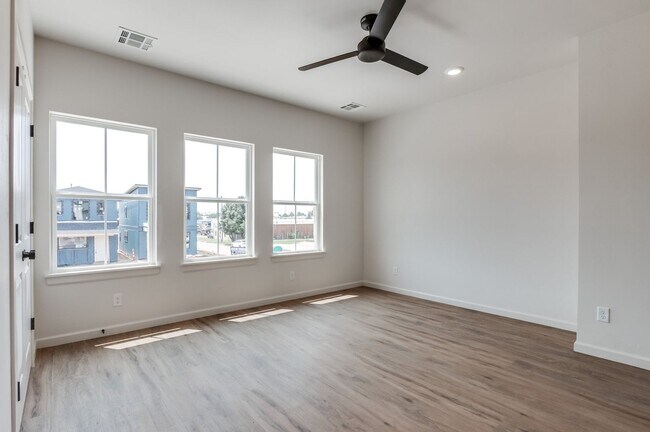 Building Photo - Urban living in Edmond