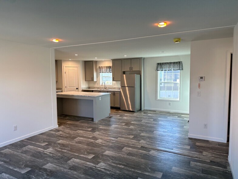 Building Photo - 311 E 36th Pl