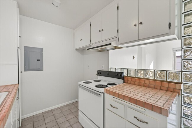 Building Photo - Gorgeous 2 Bedroom inside Gated Community! Close to Beach