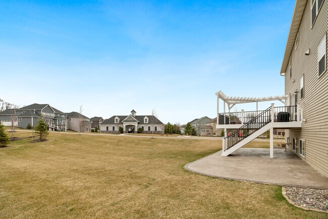 Building Photo - 657 Aster Rd