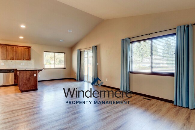 Building Photo - 3 Bedrooms 2 Bath Located In Crosby Commons