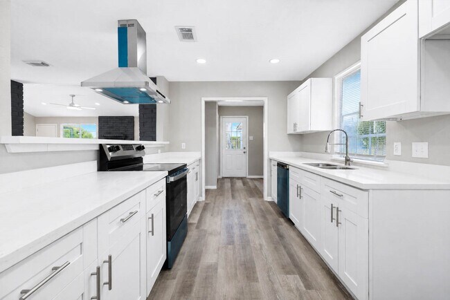Building Photo - 15811 Pathfield Dr