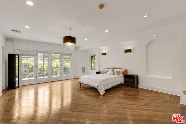 Building Photo - 821 Whittier Dr
