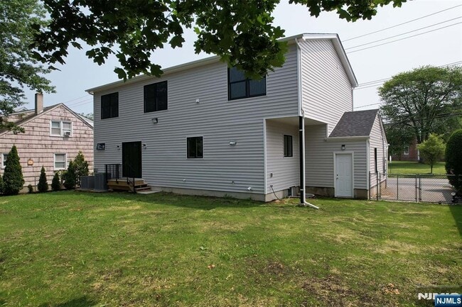 Building Photo - 610-10 River Dr