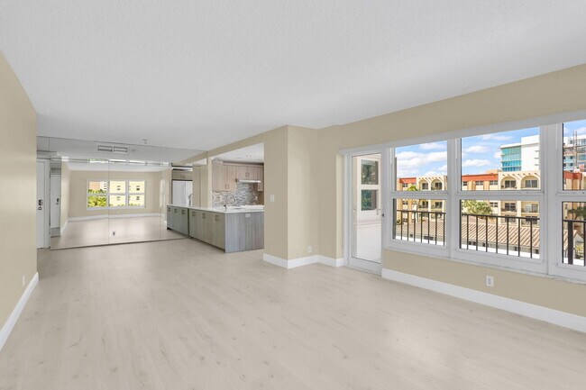 Building Photo - 405 N Ocean Blvd