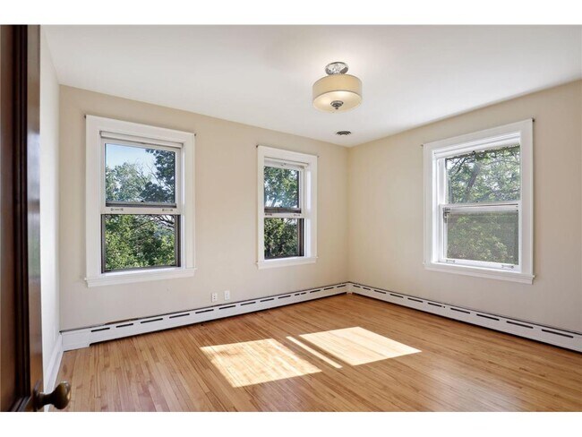 Building Photo - 1720 Mt Curve Ave